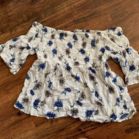 Off-the-shoulder white flowy top with flowers - Picture 4 of 4